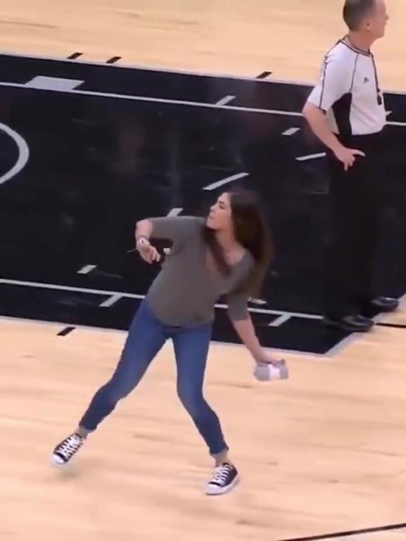 不愧是美国女篮主力，普拉姆的力量太吓人了